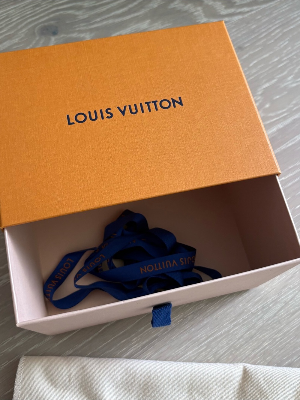 Louis Vuitton Dust bag and gift box - Picture 5 of 12